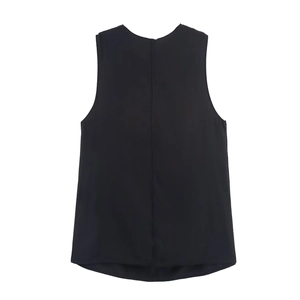 Rückansicht eines eleganten schwarzen ärmellosen Neckholder-Tops aus hochwertigem Stoff
