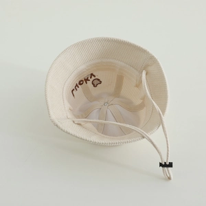 Détail du chapeau bébé en velours avec doublure en filet et cordon réglable