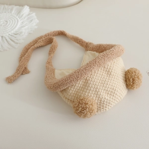 Gestrickte Babyhaube mit Bommeln und warmem Fleecefutter für den Winterschutz
