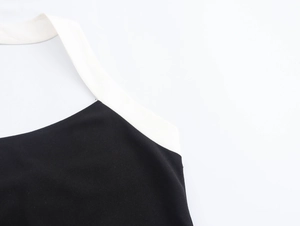 Gros plan sur le design licou bicolore noir et blanc et les détails de couture