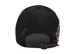 Dettaglio del cinturino in pelle e ricamo floreale sul retro del cappello da baseball