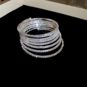 Elegante bracciale aperto multistrato con fiori di zircone e placcatura in argento