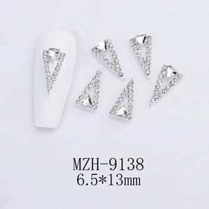 Vista dettagliata di strass per nail art a triangolo vuoto argento da 6,5x13 mm