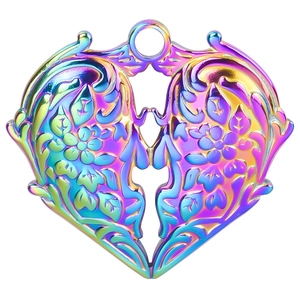 Vue macro d'un pendentif cœur iridescent avec gravures florales ajourées et placage 18k