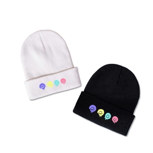 Set di berretti in maglia bianchi e neri con stampe smiley colorate e fuse