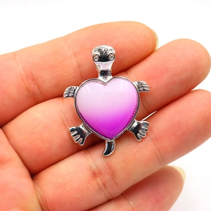 Roze kristallen schildpad hanger in hartvorm met zilverkleurige metalen afwerking