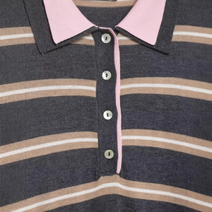 Maglione polo a righe da donna con colletto rosa a contrasto e bottoni perlati