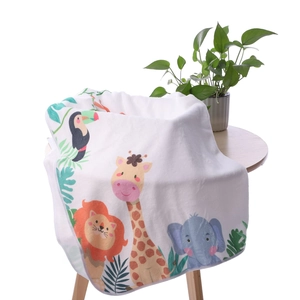 Detail der Baby-Meilensteindecke mit Cartoon-Giraffen- und Löwenmotiven auf Flanell