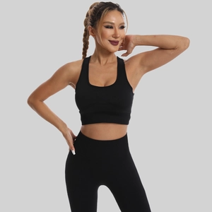 Vue de face d'un ensemble brassière de sport et legging de yoga noir sans couture