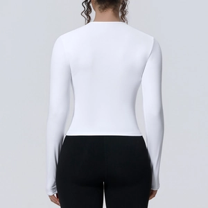 Vue arrière du t-shirt de yoga blanc à manches longues montrant la silhouette du dos