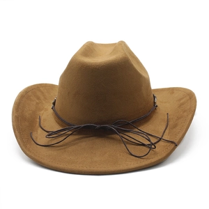 Détails de la texture du chapeau de cowboy en daim marron avec cordon décoratif
