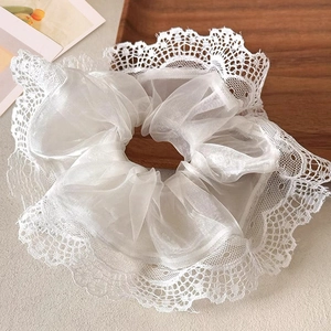 Elegante witte kant organza haarelastiekje op houten dienblad met tulp kaart