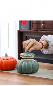 Dettaglio del barattolo da tè a zucca con guarnizione in tessuto non tessuto e coperchio