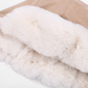Gros plan sur la doublure en fausse fourrure blanche et le daim beige du bonnet d'hiver