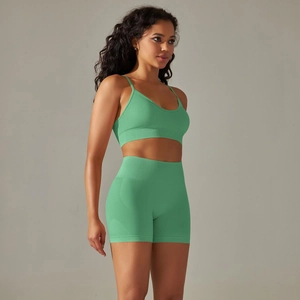 Nahaufnahme der grünen nahtlosen Yoga-Sets mit hoher Taille und schmalen Träger-BH