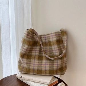 Détail de la texture d'un sac à bandoulière vintage en laine avec étiquette simple wish