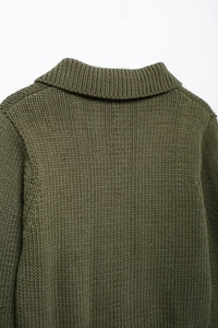 Dettaglio del colletto in maglia verde militare che mostra coste e cuciture rifinite