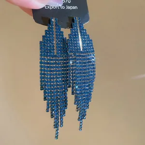 Élégantes boucles d'oreilles pendantes à franges en strass bleus et forme trapèze