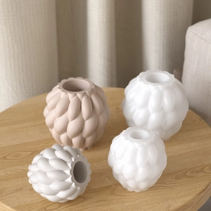 Vasi geometrici minimalisti in resina con design a spirale, bianco e beige