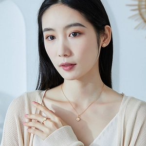 Elegant gold flower jewelry set with necklace ring and earrings on a professional model
