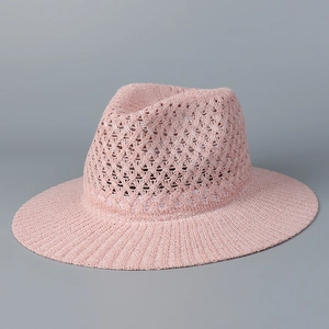 Détail du chapeau Fedora rose tissé avec motifs ajourés respirants pour l'été