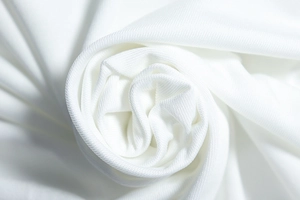 Dettaglio macro di tessuto a maglia bianco di alta qualità con trama morbida e fine
