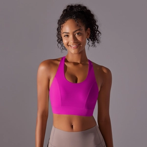 Vue détaillée du soutien-gorge de sport à impact élevé avec larges bretelles et col en U