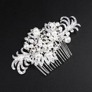 Détail du peigne à cheveux pour mariée en argent avec perles et strass sur fond noir