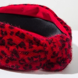 Vue macro de la texture du bandeau léopard avec des fibres pelucheuses rouges et noires