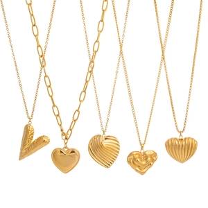 Colliers pendentifs coeur classiques en or pour femmes dans divers styles minimalistes