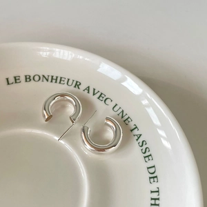 Minimalist S925 sterling silver C-shaped hoop earrings on a decorative white tray