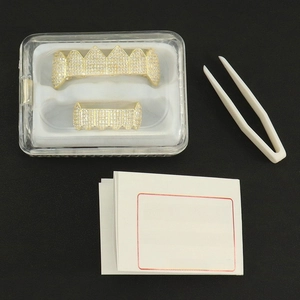 Set de grillz dents de vampire hip-hop plaqué or avec zircons brillants et boîte