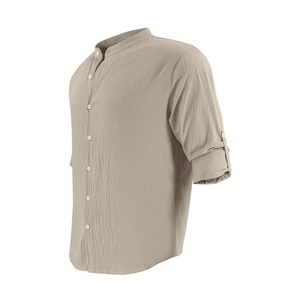 Détail de la texture d'une chemise homme en coton et lin kaki avec col mao et boutons bois