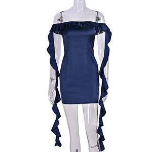 Dettaglio mini abito in raso blu navy con lunghe balze e design con spalle scoperte