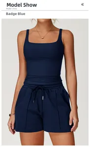 Gros plan sur l'ensemble débardeur de yoga bleu et short à cordon sur un mannequin