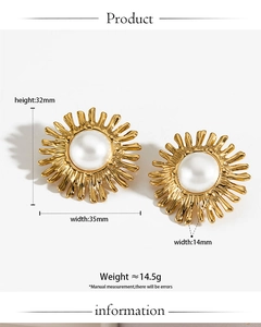 Detail showing dimensions and weight of sunflower pearl stud earrings in gold finish