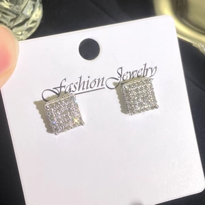 Pendientes cuadrados brillantes con pavé de circonitas en tarjeta de joyería de moda