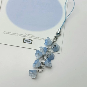 Pendentif muguet bleu clair avec chaîne en métal et nœud pour sacs et étuis