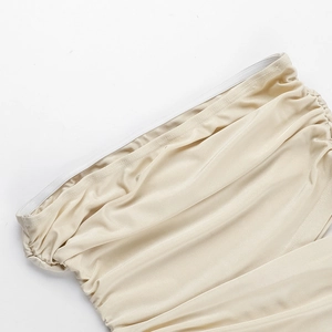 Détail rapproché de la robe en satin champagne avec fronces élégantes et finitions