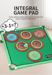 Détail du tapis de golf éducatif avec zones de score et balles adhésives pour enfants