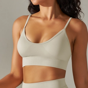 Dettaglio reggiseno sportivo verde pallido senza cuciture con spalline sottili