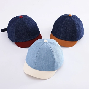 Tre cappellini da baseball in denim per bambini con visiera corta bicolore vintage