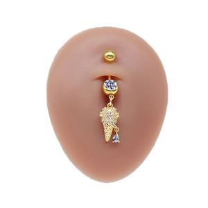 Piercing per ombelico dorato a forma di cono gelato con zirconi su modello in silicone