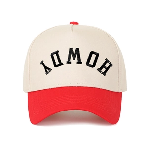 Retro two-tone baseball cap in beige and red with HOWDY embroidery on the front