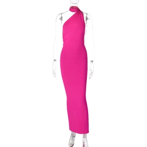 Detailaufnahme des rückenfreien Maxi-Bodycon-Kleides in Rosarot mit Neckholder-Ausschnitt