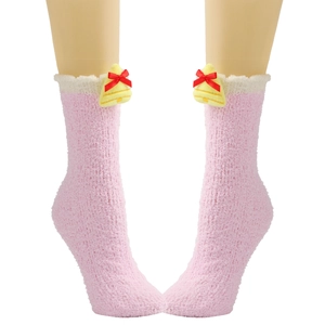 Detail von flauschigen rosa Thermosocken mit weißem Pelzbesatz und süßen Glockenmotiven