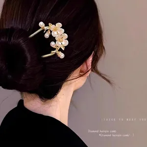 Pic à cheveux élégant en U avec pompon papillon et perles sur cheveux tressés