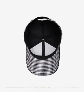 Détail de la casquette pied-de-poule avec doublure noire et boucle de réglage en métal