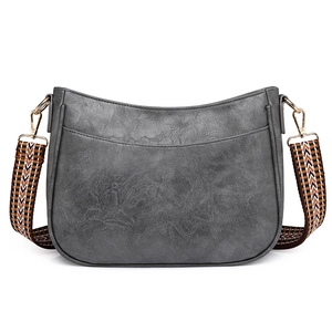 Dettaglio borsa tote grigia in pelle PU con tracolla larga intrecciata geometrica