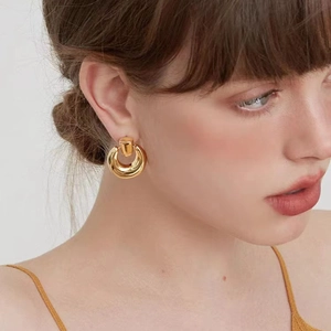 Overdreven 18K vergulde koperen bel oorbellen voor dames met een vintage metalen textuur